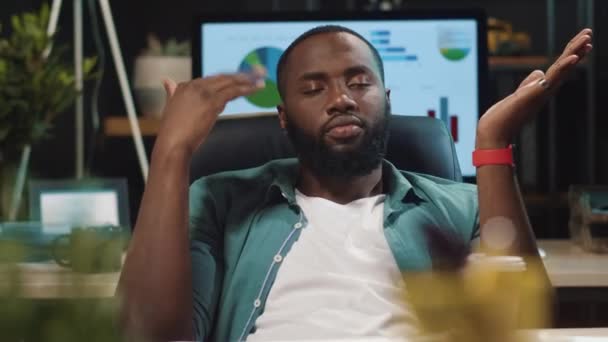 Zbliżenie zmęczony afrykański amerykański biznesmen relaks w hipsterskim biurze — Wideo stockowe