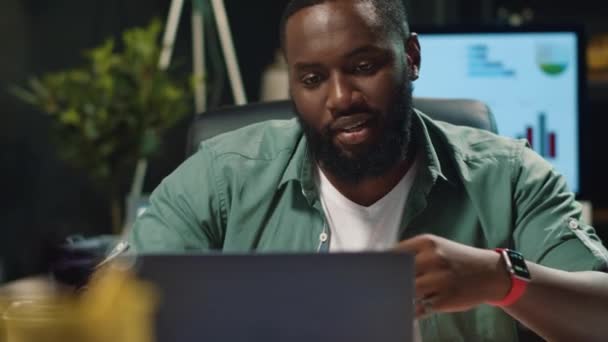 Θετικός Αφροαμερικάνος επιχειρηματίας συνομιλεί μέσω webcam στο hipster γραφείο — Αρχείο Βίντεο