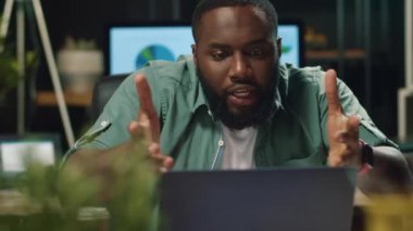 Yakın plan Afro iş adamının modern ofiste görüntülü görüşmesi var.