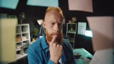 Genç hippi profesyonel, ofisinde çıkartmalarla çalışma kurulunun yakınında şüpheye düşüyor..