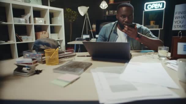 Furioso afro-americano discutindo no celular com gestos no escritório. — Vídeo de Stock