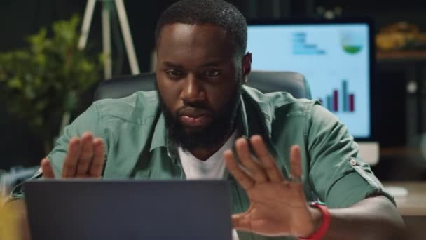 Κοντινό πλάνο afro hipster τύπος πείσει συνάδελφο με συνομιλία βίντεο σε εσωτερικούς χώρους — Αρχείο Βίντεο