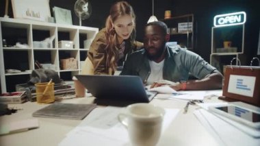 Kadın profesyonel, Afro-Amerikan 'a yardım ediyor. Dizüstü bilgisayarda çalışıyordu..