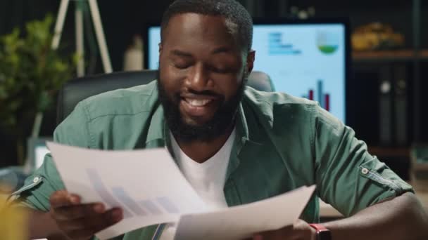 Szoros elégedett afro hipster srác nézi diagramok hipster irodában — Stock videók