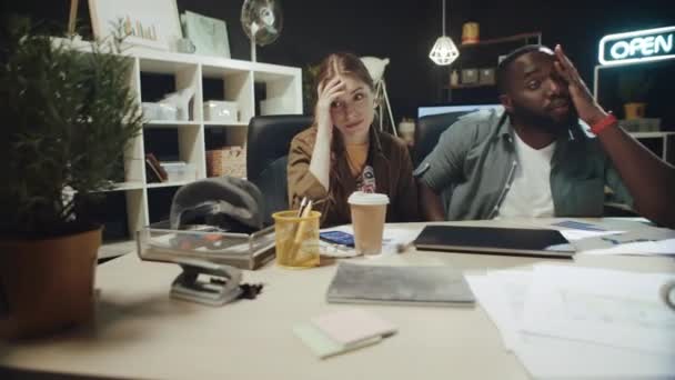 Zdezorientowany Afroamerykanin mężczyzna i hipsterka lady uczucie zdenerwowany w nowoczesny biuro — Wideo stockowe