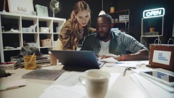 Feminino profissional ajudando afro-americano homem trabalhou no laptop no escritório. — Vídeo de Stock