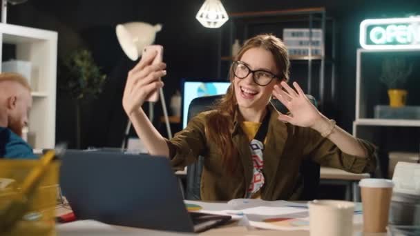 Młoda kobieta robi sobie selfie na stanowisku. ładna dziewczyna pozowanie w miejscu pracy. — Wideo stockowe