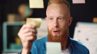 Mutlu iş adamı fikir panosunda doğru çıkartmayı buluyor. Kazanan ofis sahibi.