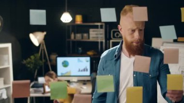 Kafası karışık bir adam iş dünyasının hipster ofisinde kadın meslektaşından tavsiye istiyor..