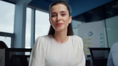 İş kadını çevrimiçi konuşma yapıyor. Kadın yönetici konferans videosu yapıyor