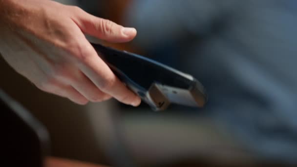 Zakenvrouw hand het maken van betaling met creditcard via pos terminal — Stockvideo