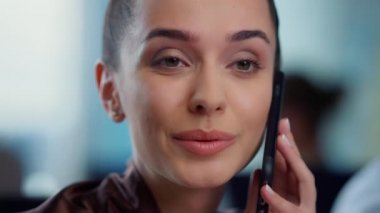 İş kadını cep telefonuyla konuşuyor. Girişimci akıllı telefondan arıyor.