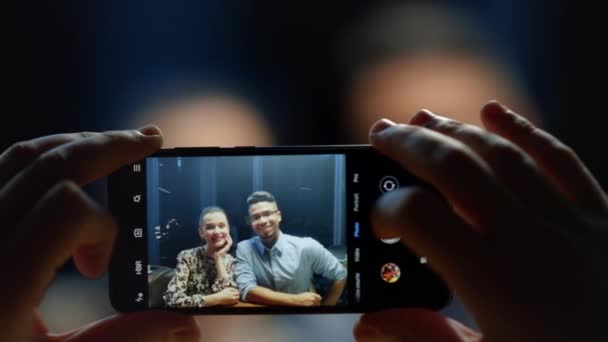 Servitören händer tar bild på smartphone av affärsman och affärskvinna — Stockvideo