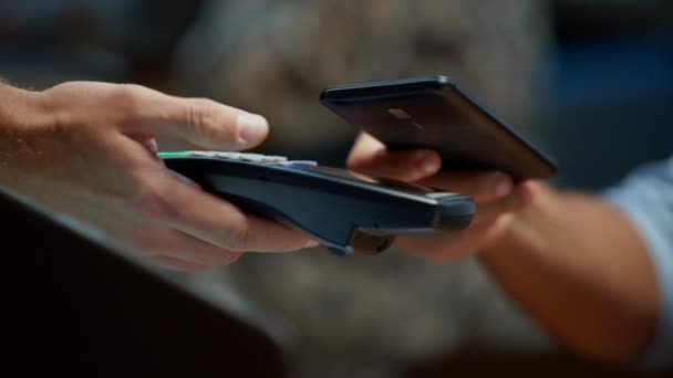 Empresario mano pagando con teléfono móvil sobre terminal pos con tecnología NFC — Vídeo de stock