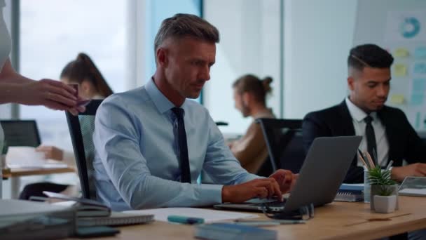 Hombre de negocios enfocado escribiendo en el portátil. Hombre empleado hablando con colega — Vídeos de Stock