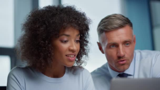 Empresário e mulher de negócios olhando na câmera do laptop durante a chamada de vídeo online — Vídeo de Stock
