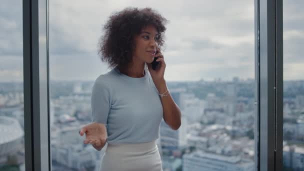 Mujer de negocios hablando por teléfono móvil. Mujer de negocios sonriente usando teléfono inteligente — Vídeos de Stock