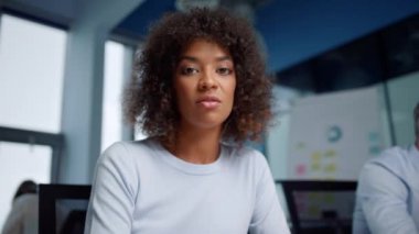 İş kadını müşteriyle internette sohbet ediyor. Yönetici konferans görüntülü arama yapıyor