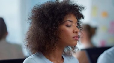 Açık alanda kameraya poz veren iş kadını. İş yerinde çalışan girişimci