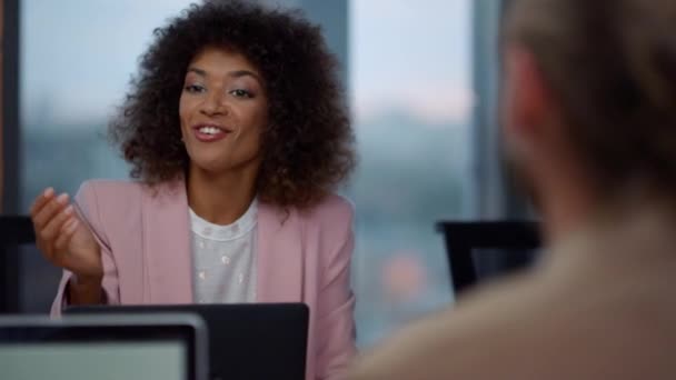 Geschäftsfrau im Gespräch mit Investor. Weibliche Führungskräfte besiegeln Deal mit Kunden — Stockvideo