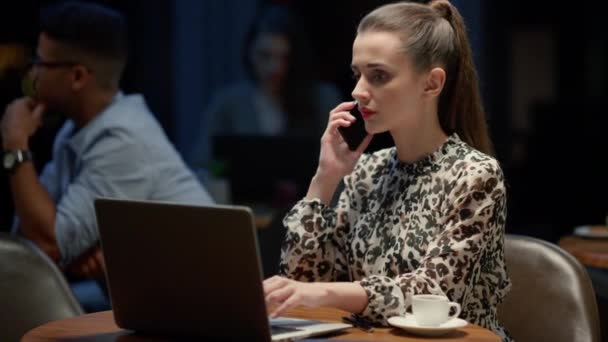 Bizneswoman korzystająca z laptopa w odległym miejscu pracy. Pani odbiera telefon. — Wideo stockowe