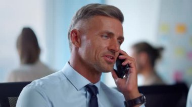 İş adamı akıllı telefondan arıyor. Yönetici cep telefonundan iyi haberler alıyor