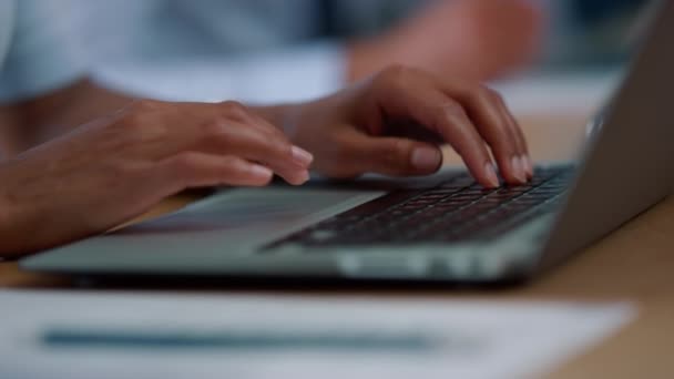 Руки бізнес-леді друкують на ноутбуці. Жінка-працівник за допомогою комп'ютерної клавіатури — стокове відео