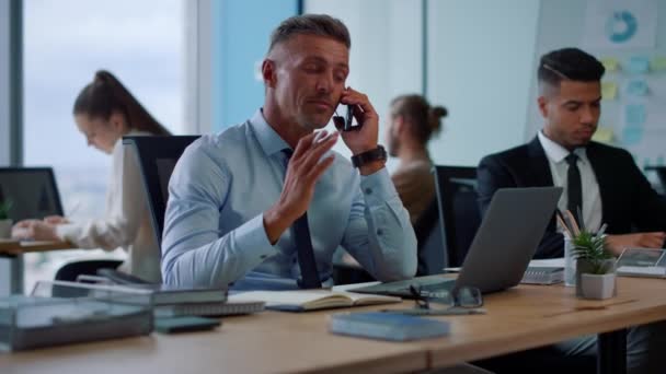 Empresario hablando por teléfono inteligente en la oficina. Hombre de negocios llamando al celular — Vídeos de Stock