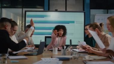 İdari müdür meslektaşlarını destekliyor. İş adamları el ele tutuşuyor.