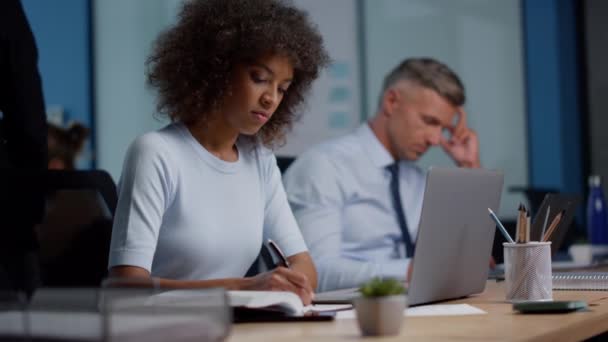 Gemengde race zakenvrouw die werkt in de open ruimte. Zakelijke vrouw typen op laptop — Stockvideo