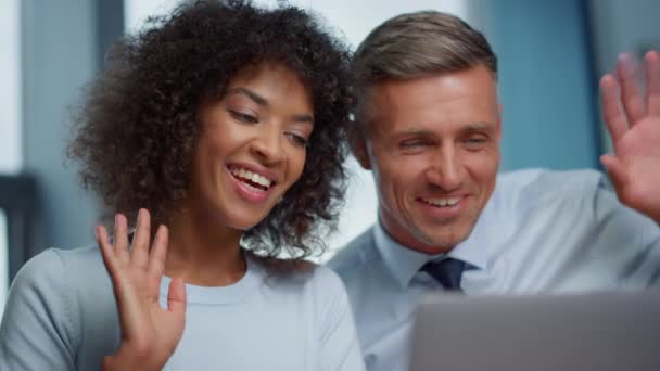 Podnikatel a podnikatelka mává rukama hi na kameru během on-line videohovoru — Stock video