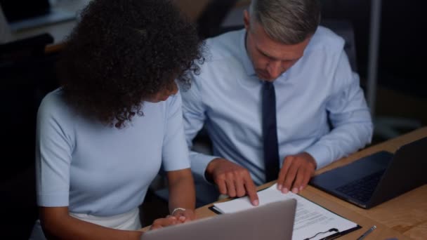 Zakenvrouw en zakenman werken met financiële documenten in functie — Stockvideo