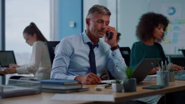 Un empresario serio llamando por teléfono. Gerente hablando con el socio en el teléfono inteligente — Vídeos de Stock