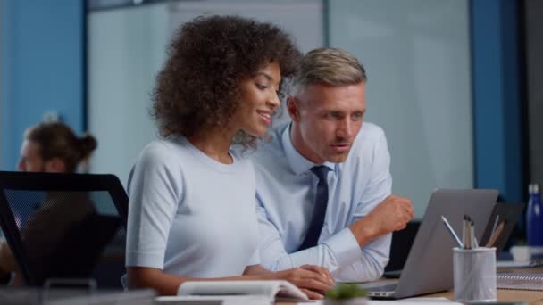 Zakenvrouw en zakenman hebben videoconferentie met zakenpartners — Stockvideo