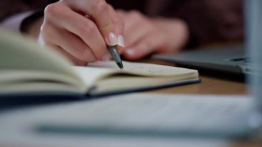 İş kadını not defterine not alıyor. Günlükte profesyonel yazı çizelgesi
