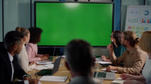 Team tittar på presentation med green board. Personer som har videokonferens — Stockvideo