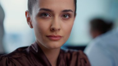 Ciddi yüz ifadesi olan bir iş kadını. Kendine güvenen bir çalışan kameraya bakıyor.