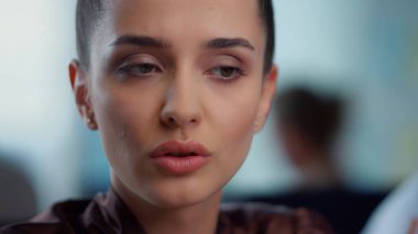 İş kadını ofiste görüntülü konuşma yapıyor. İnternette konuşan kadın