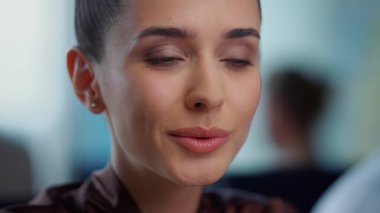 Neşeli iş kadını iş ortağıyla görüntülü konuşma yapıyor.