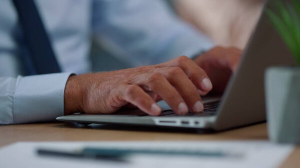Деловые руки печатают на ноутбуке. С помощью современного компьютера