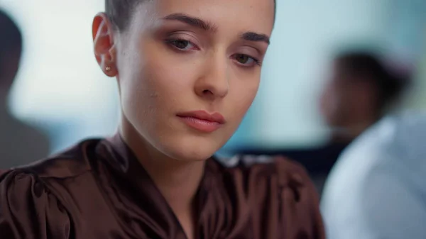 Una empresaria pensativa sentada en el lugar de trabajo. Trabajadora seria mirando hacia otro lado — Foto de Stock