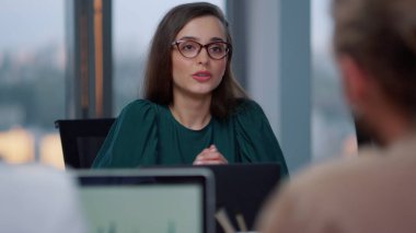 Güvenilir iş kadını müşterilerle sözleşmeyi tartışıyor