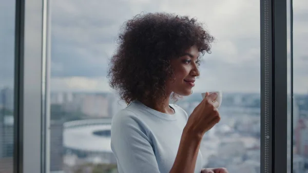 Змішана гоночна бізнес-леді п'є каву з видом на місто. Виконавча перерва — стокове фото