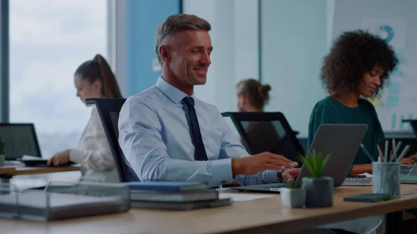 Forretningsmann har videochat på laptop. Et profesjonelt mannskapskyss. – stockfoto