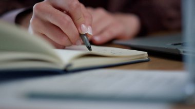 İş kadını not defterine not alıyor. Günlükte profesyonel yazı çizelgesi