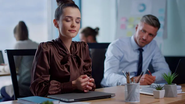 Forretningskvinne på arbeidsplassen med bærbar PC. Opprørt mann snakker med kollega – stockfoto