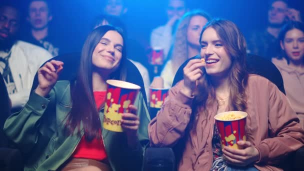 Mujeres alegres divirtiéndose en el cine. Chicas alegres riendo en el cine. — Vídeos de Stock