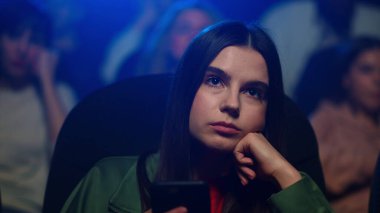 Sinirli kadın sıkıcı filmde akıllı telefon gibi görünüyor. İnternette sörf yapan kadın..