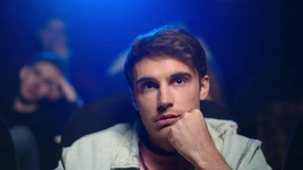 Un hombre aburrido viendo películas en el cine. Tipo molesto masticando palomitas de maíz en el cine. —  Fotos de Stock