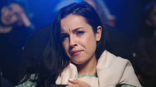 Mujer frustrada bostezando en el cine. Molesto chica viendo película interior. —  Fotos de Stock